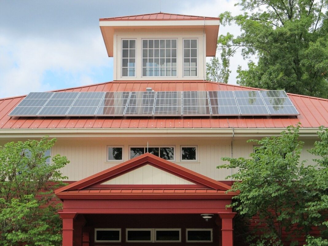 solar-panel-array-1794503_1280 comunità energetiche